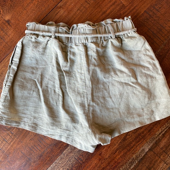 Princess Polly Sage Linen Short - Size 2 - Picture 2 of 7